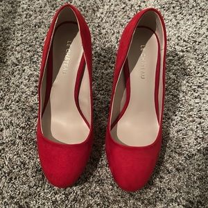 Brand: LE CHATEAU
Size: US 5.5, in centimeters 23.
Beautiful red color